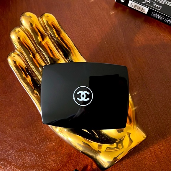 CHANEL. Double Perfection. Natural Matte Compact Powder. SPF 10. 80 Medium Beige - Picture 6 of 8